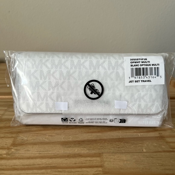 Michael Kors Wallet🎈🎈 - Picture 9 of 9